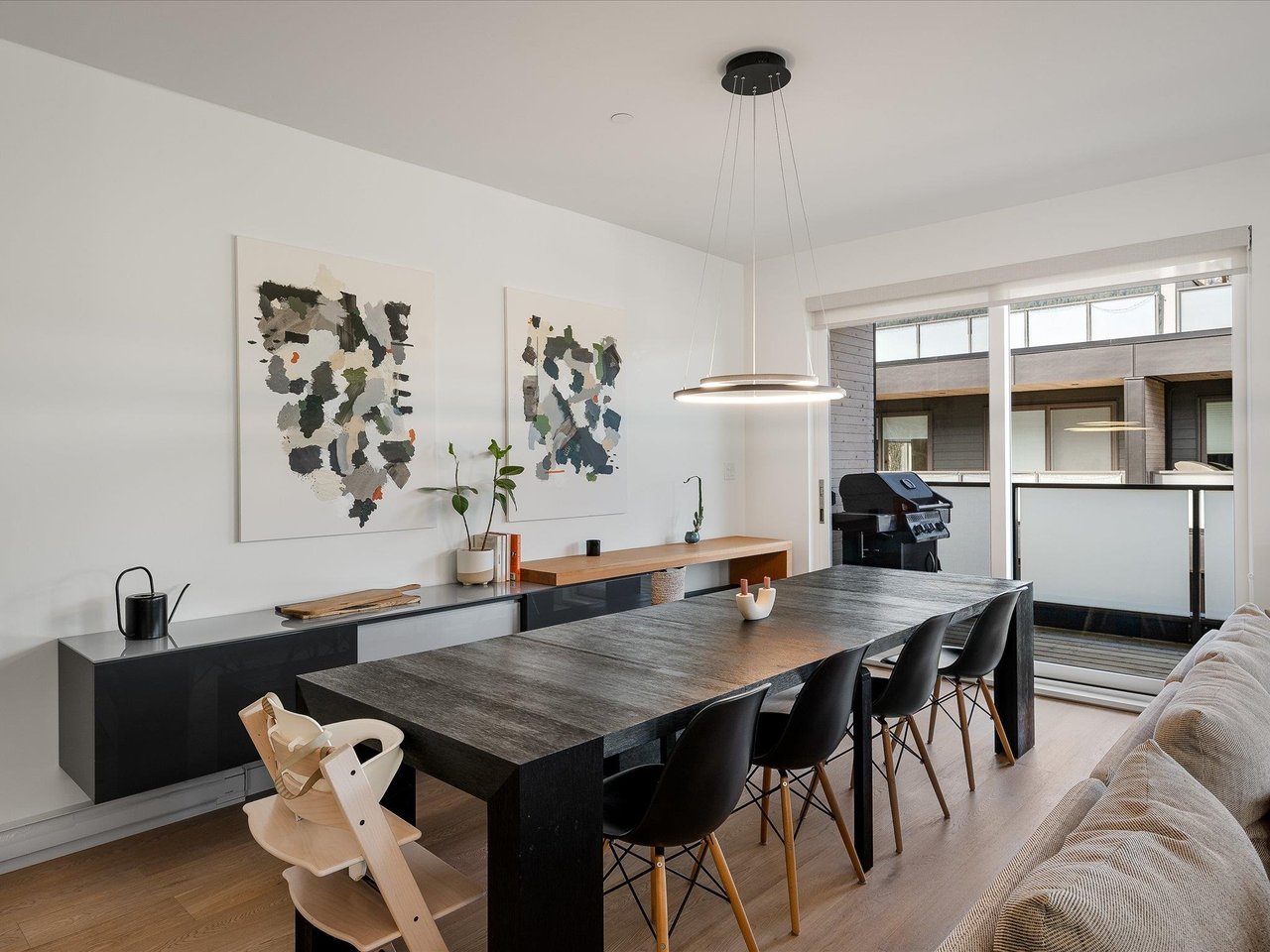 1287 Main St