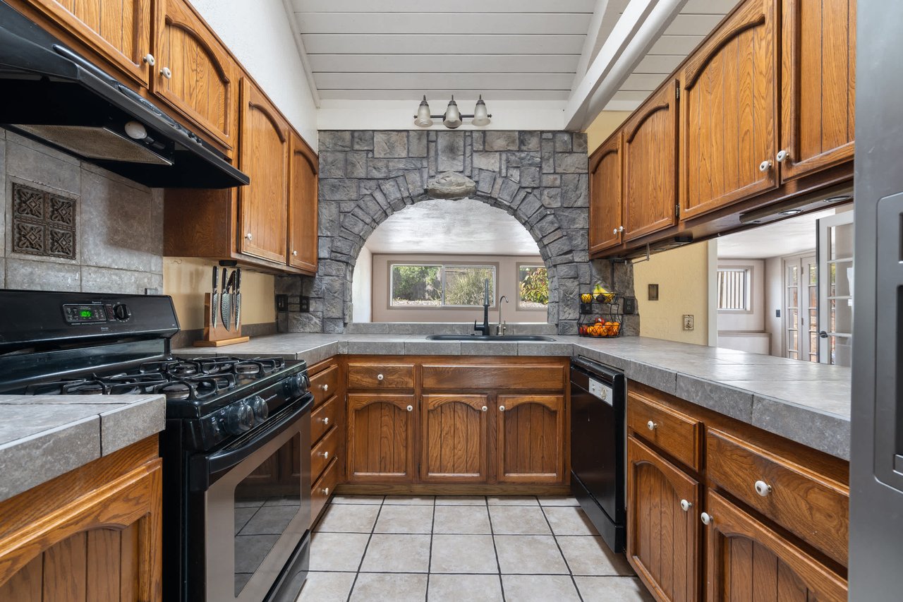 1002 Pepper Tree Ln