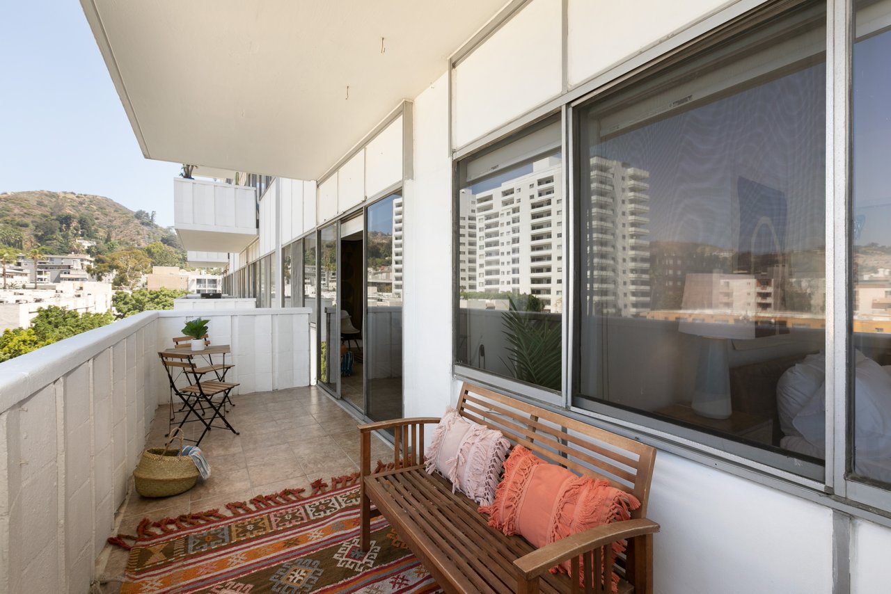 Light & Bright Condo Nestled in the Heart of Hollywood