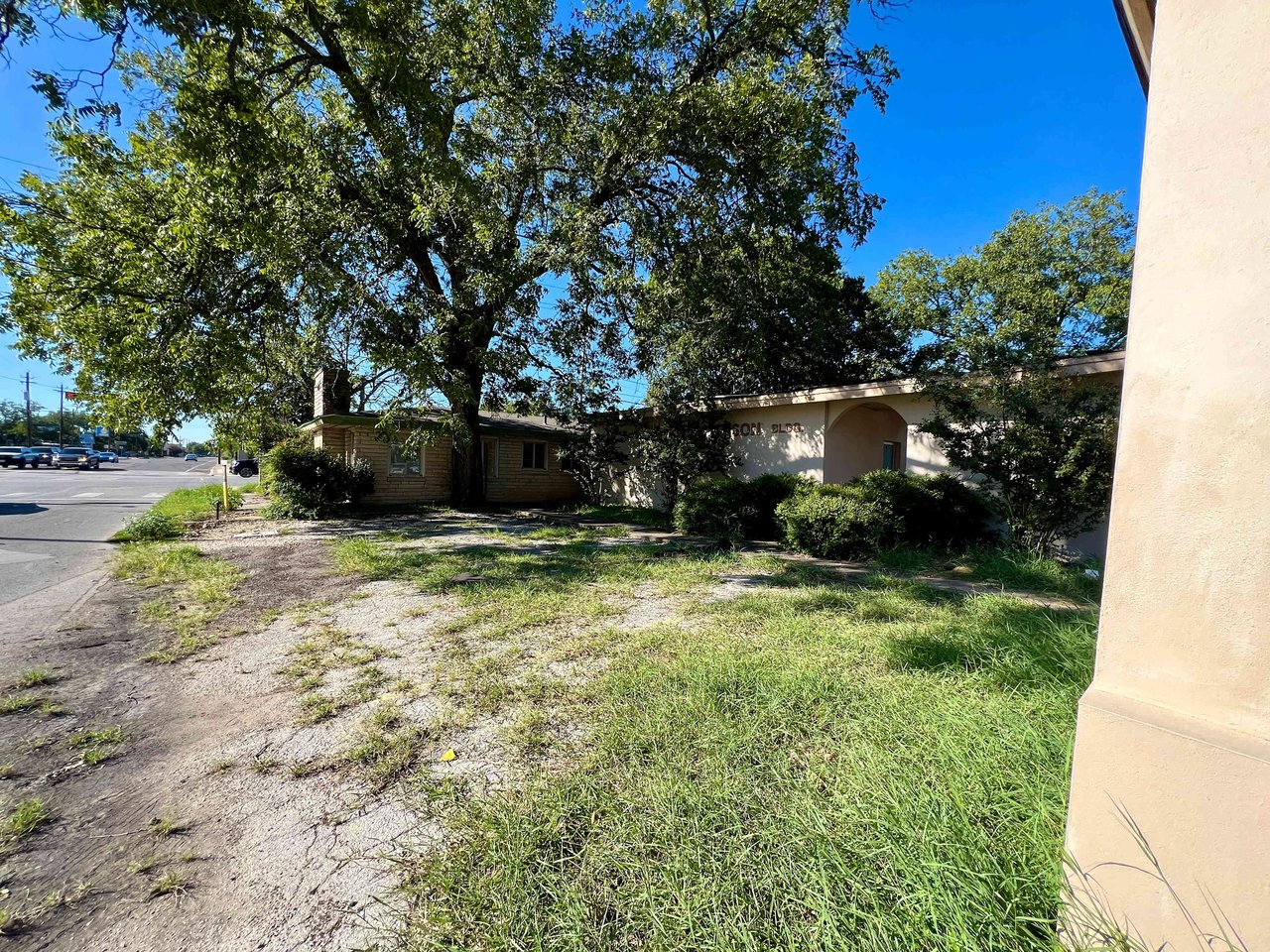 Sidney Baker & Jefferson- PRIME CORNER LOT in Kerrville 