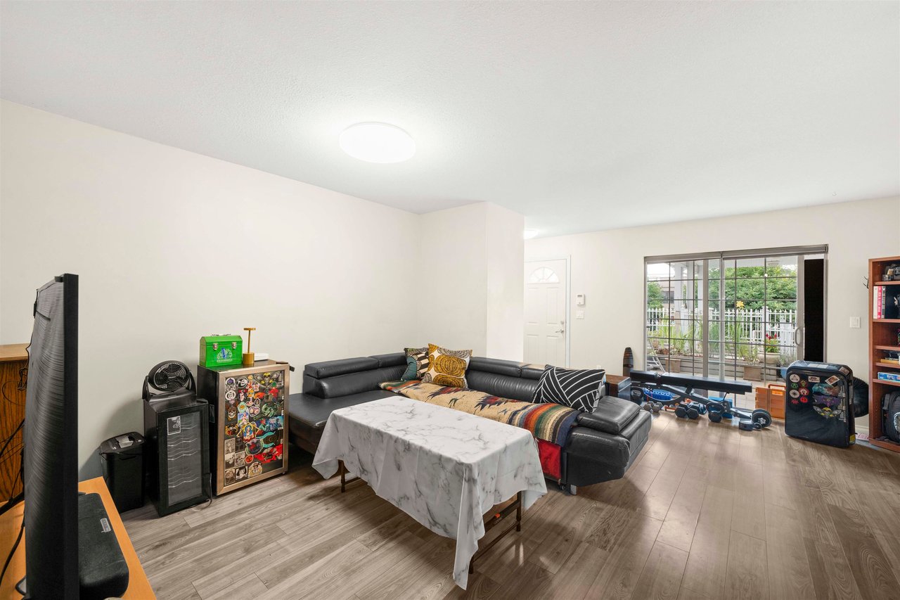 2-910 W 16th St