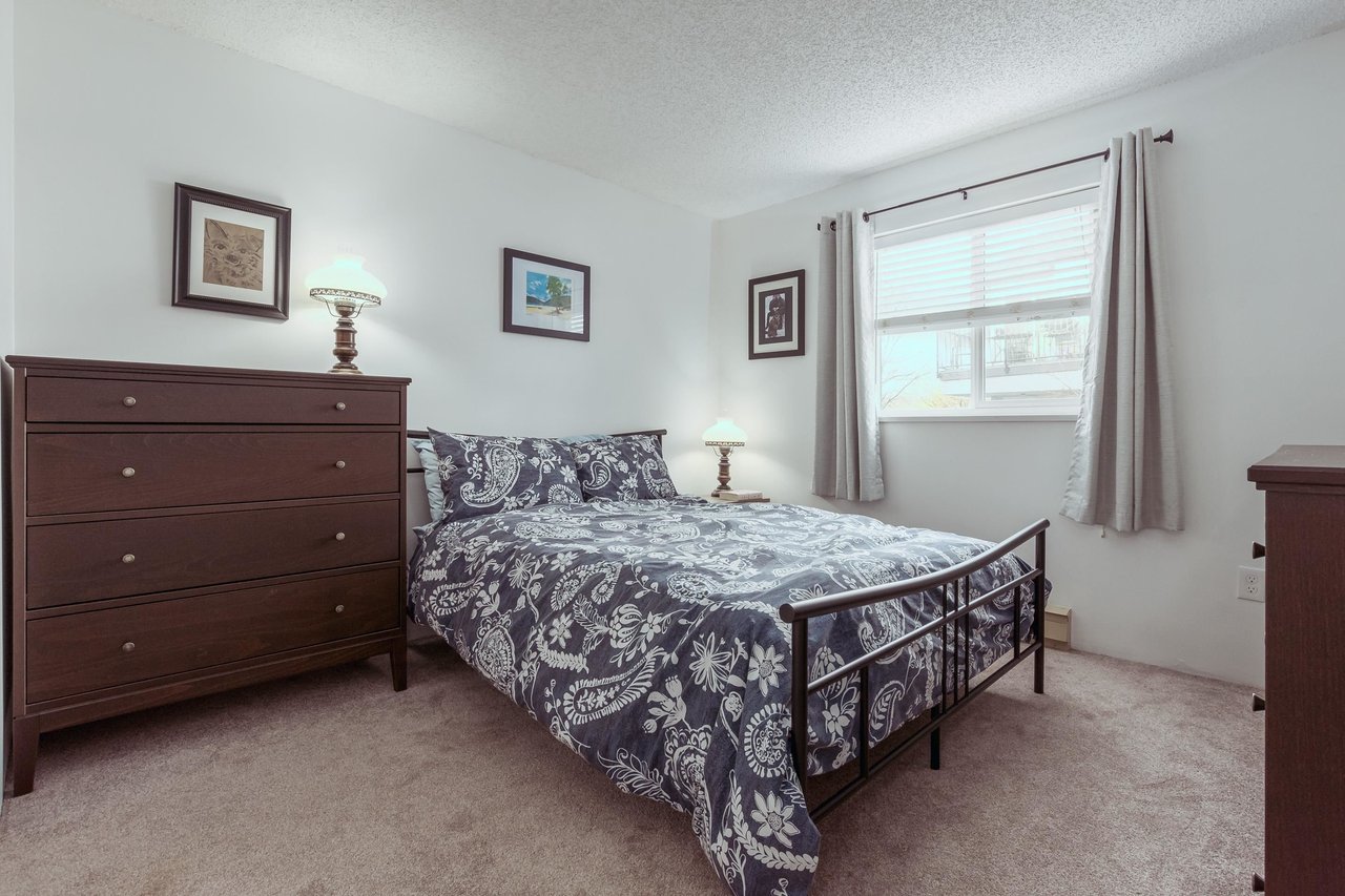 B203-40120 Willow Cres