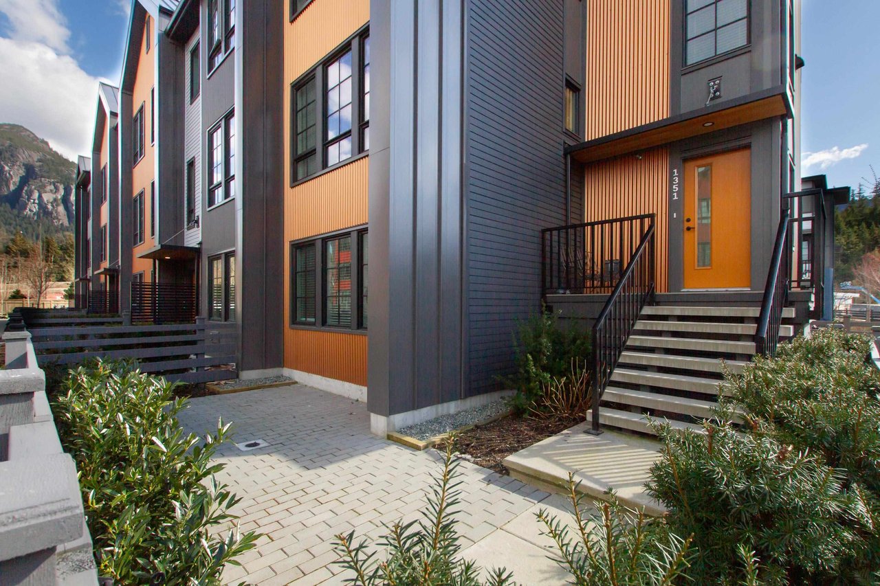 1351 Peakside Pl