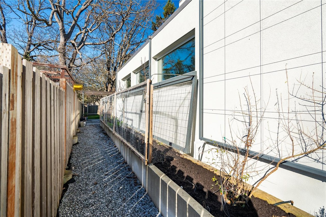 986 Cowichan St