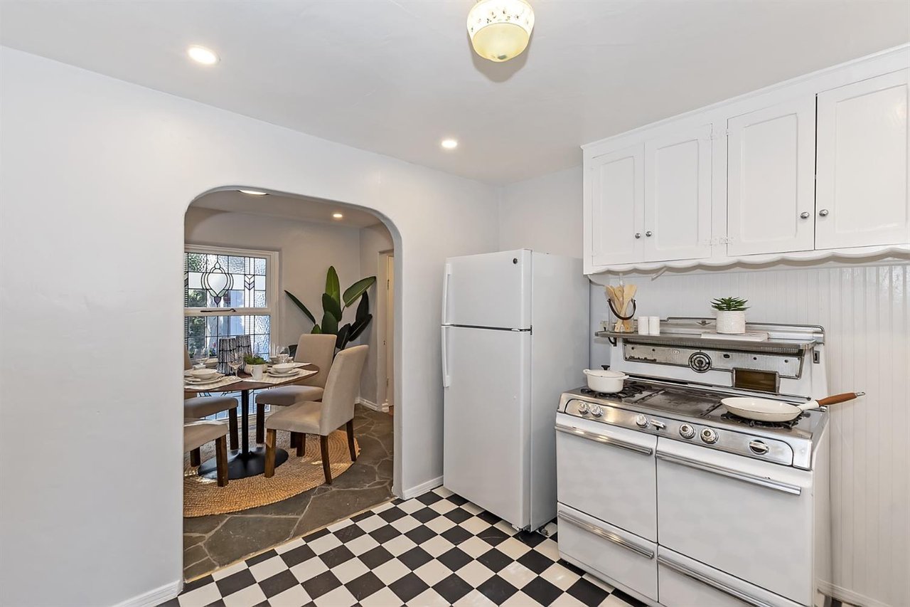 323 Sunset Dr