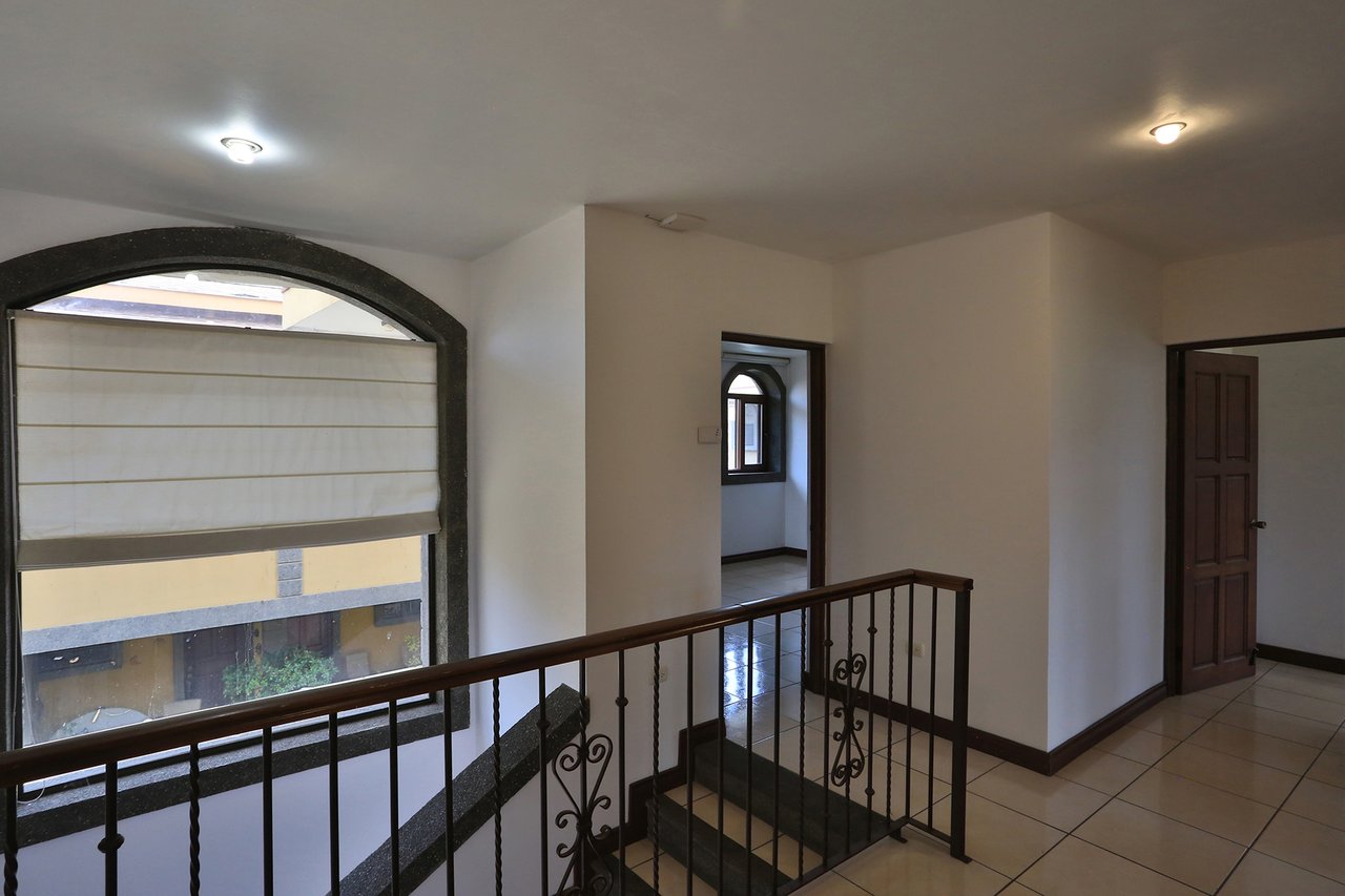 Spacious Terrace Gated Townhome, Heredia
