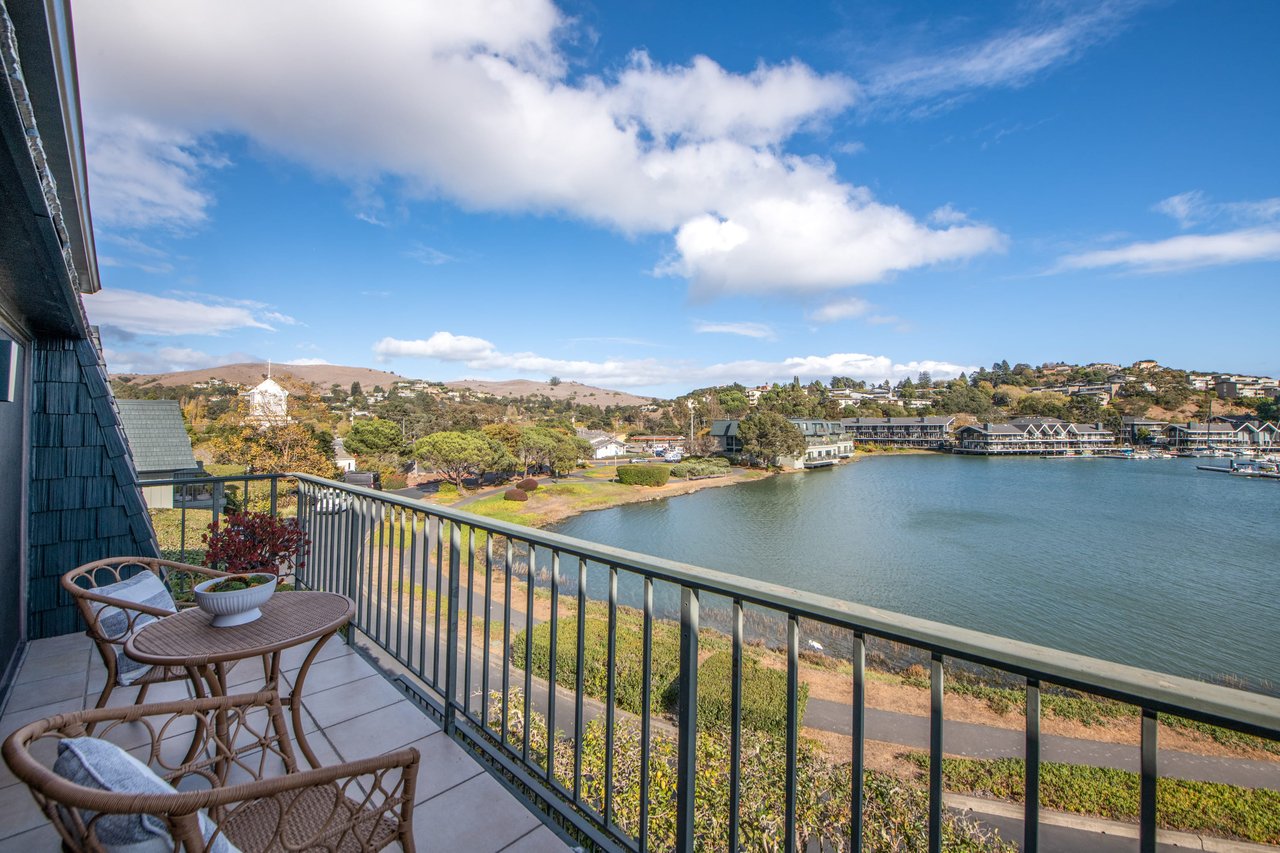 28 Greenwood Bay Dr