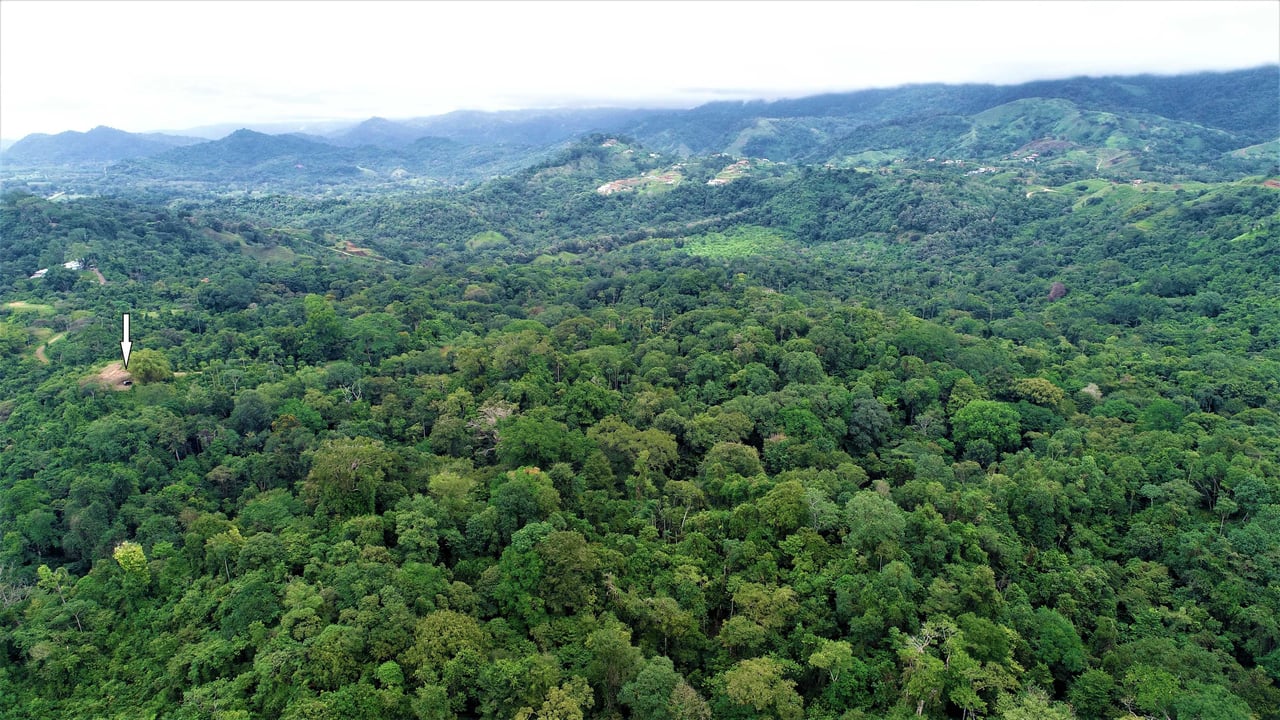 9 acres property with 360 panoramic views and 80m highway frontage