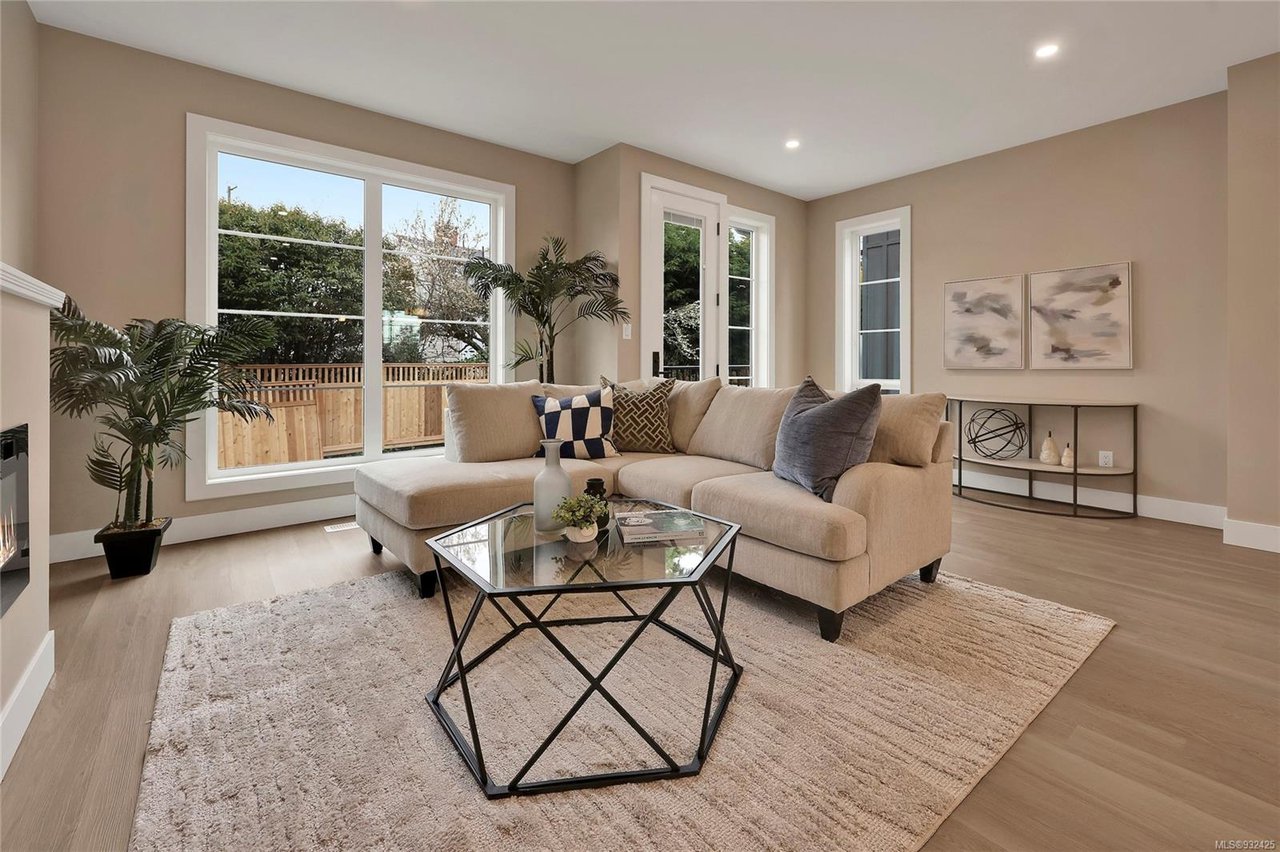 5-1048 Tillicum Rd, Esquimalt