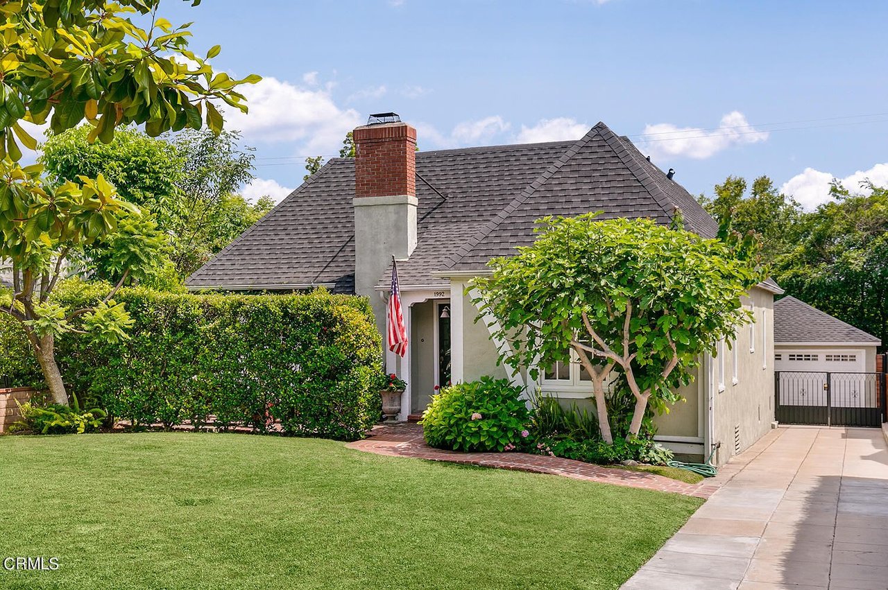 Charming English Bungalow with Pool in Pasadena