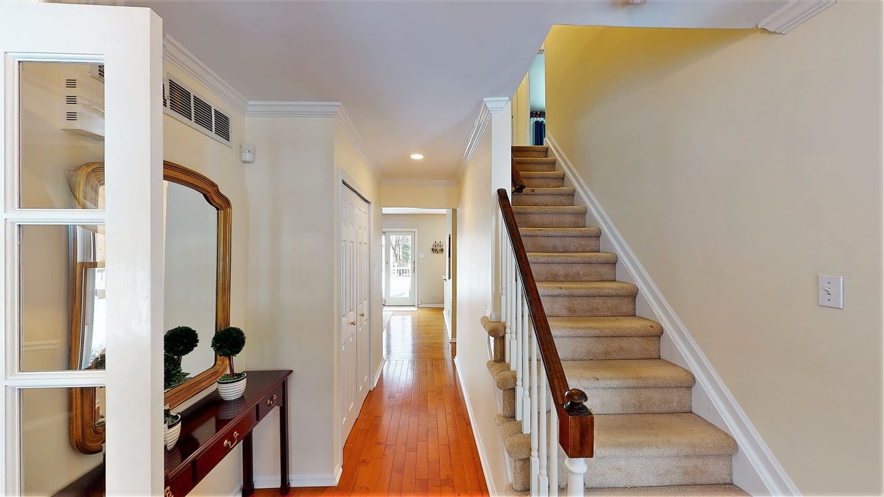 32 LAWRENCIA DR
