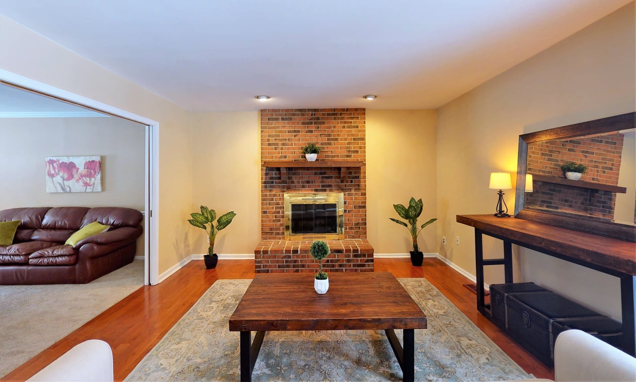 32 LAWRENCIA DR