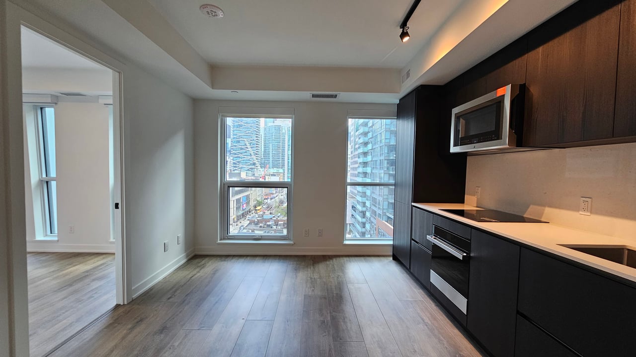 327 King St W Unit: 901