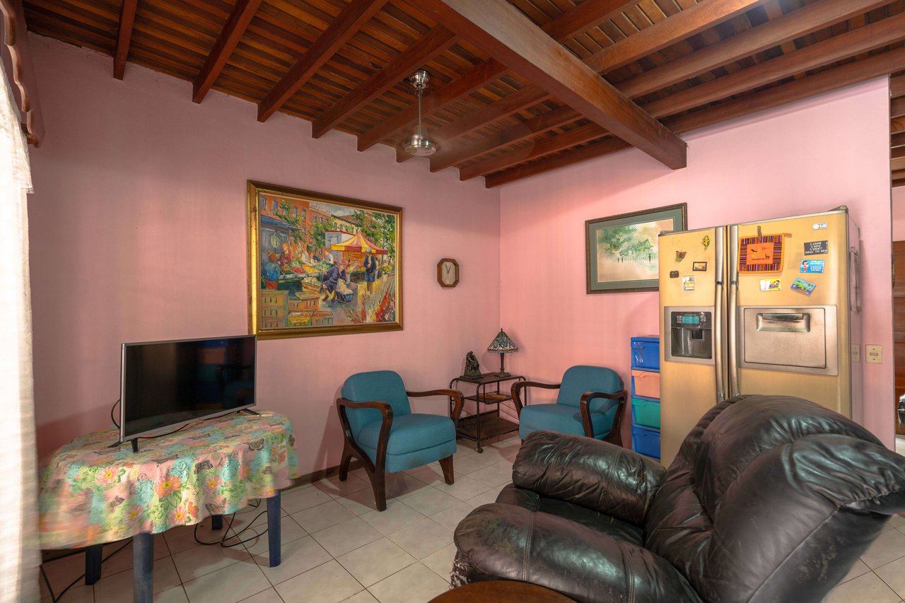 2-Story 4-Bedroom Quepos home, great location!