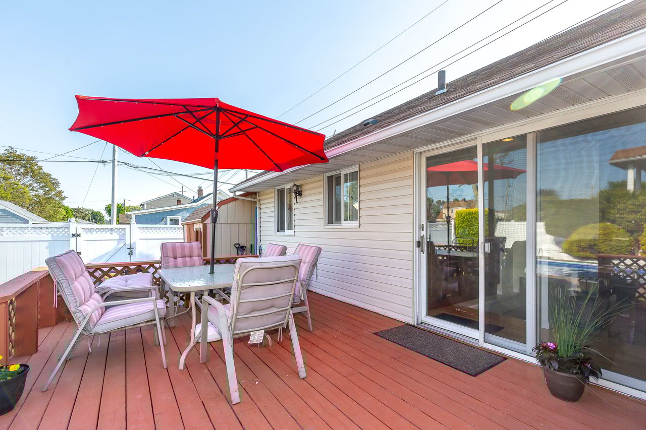 30 Gardner Ave, Hicksville