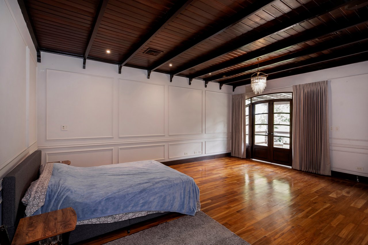 Tuscan Estate with Infinity Pool, Guacima, Alajuela