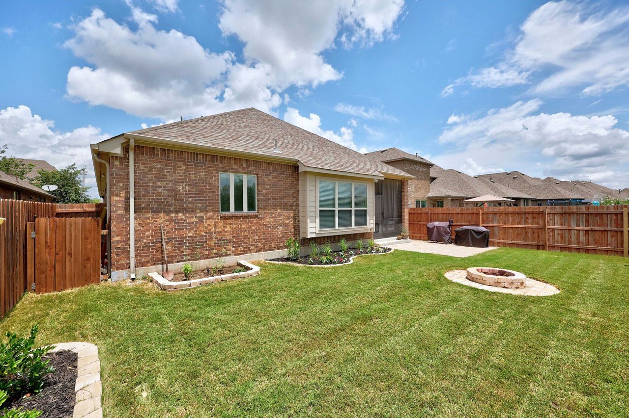 Beautifully Appointed Single-Story in Oak Creek: Modern Floors and Screened-In Patio Overlooking Green Space w/ NO Backyard Neighbor!