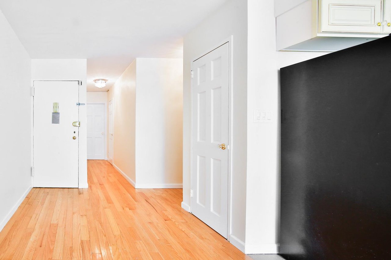 208 East Broadway, Apt J-106