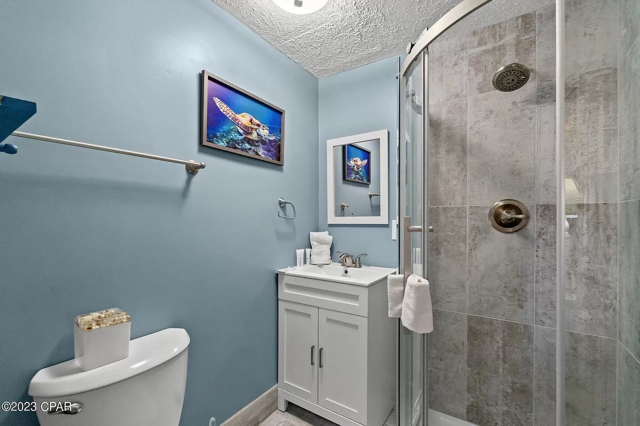 105 W Leslie Ln