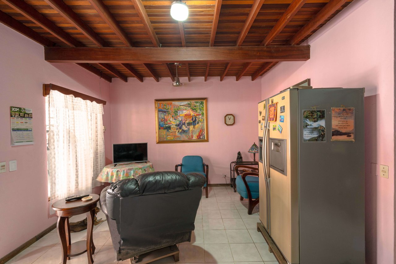 2-Story 4-Bedroom Quepos home, great location!