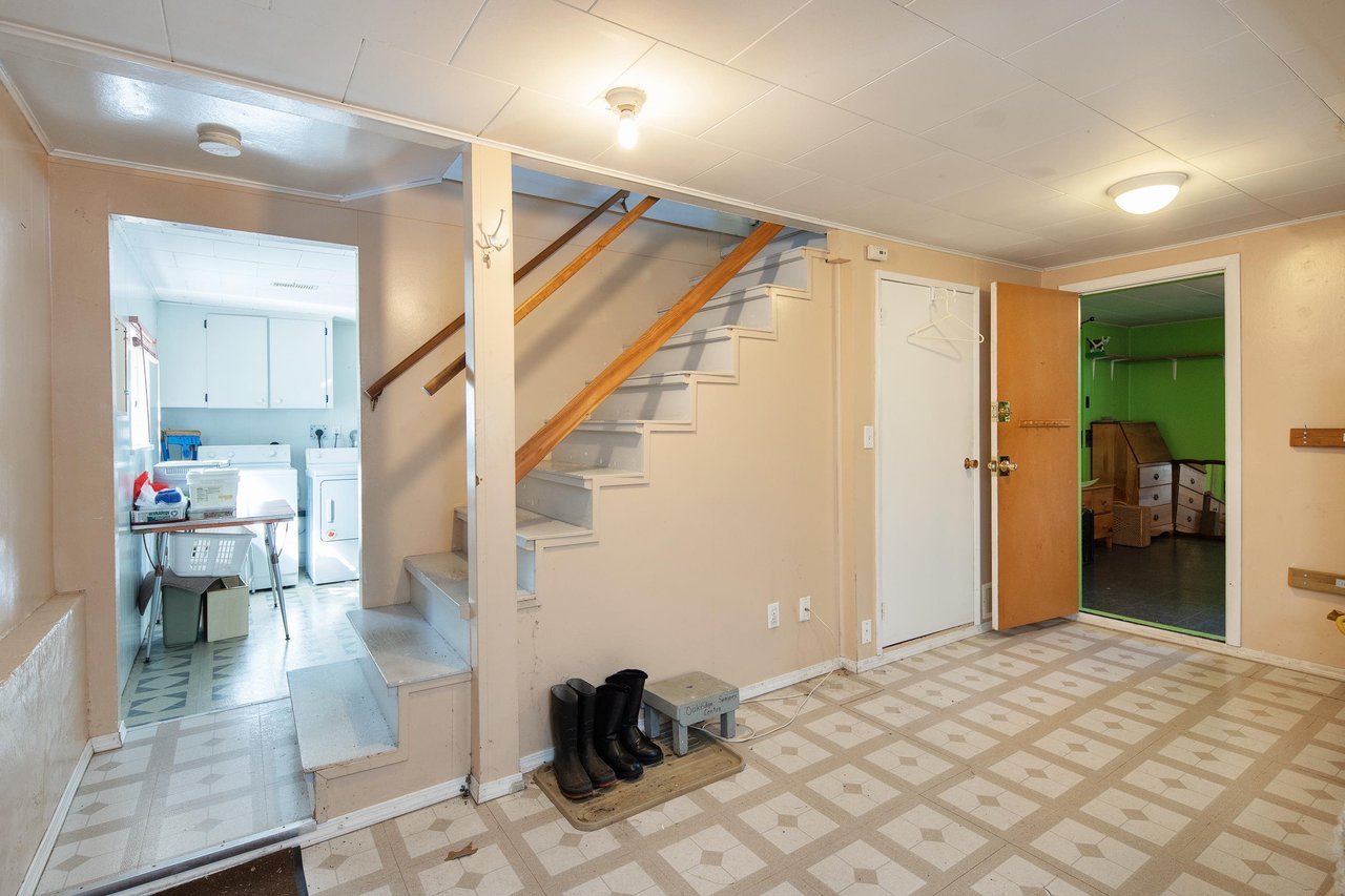 158 E 42nd Ave