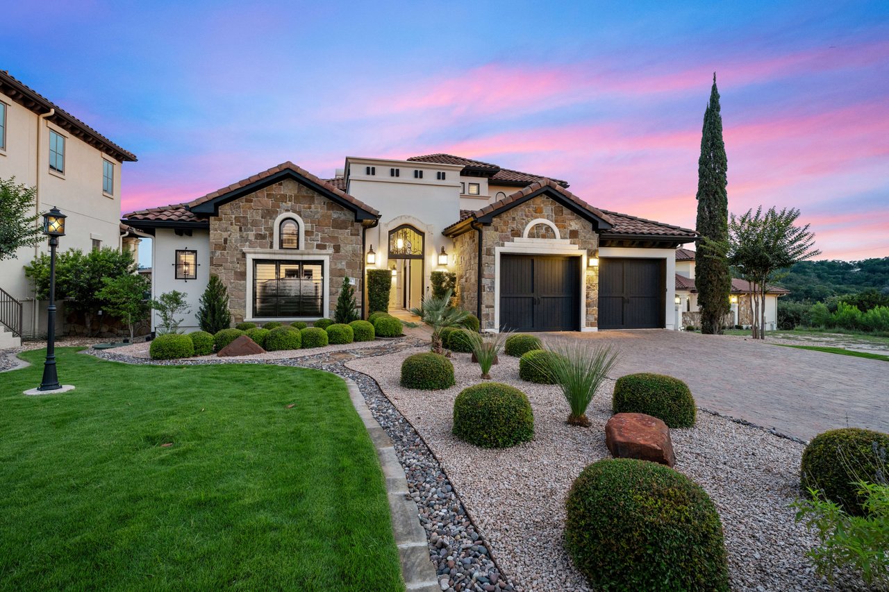 Luxurious Lakefront Villa