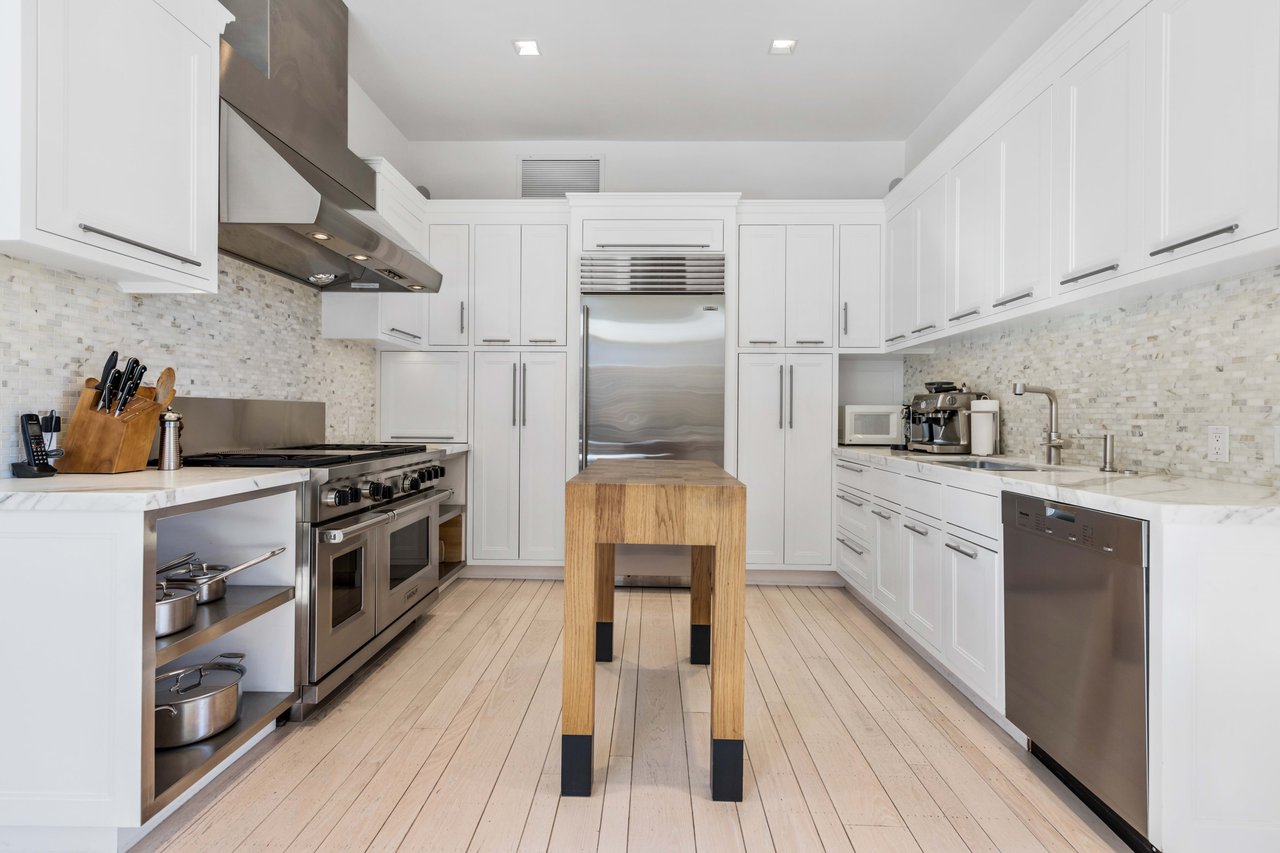 3,700sf+ Three Bedroom Condo With East Bay Views