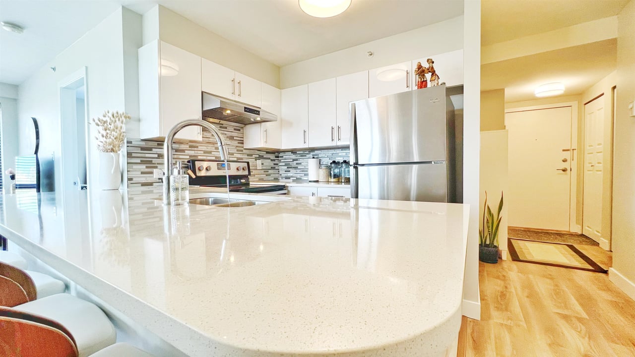 905-3438 Vanness Ave
