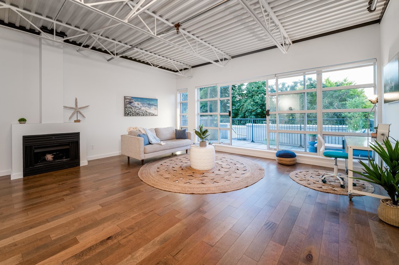 PH524-350 E 2nd Ave