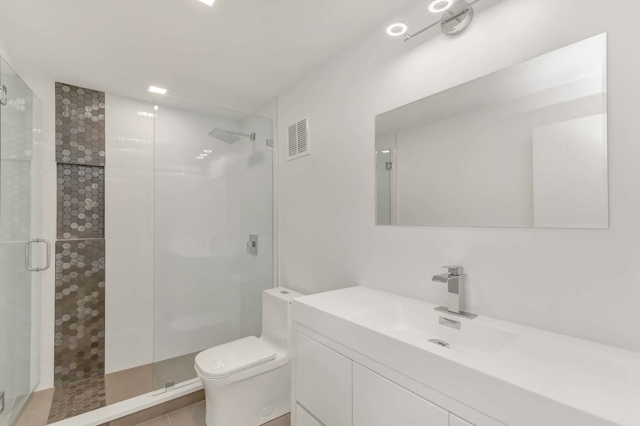 339 W Barry Avenue, #22C