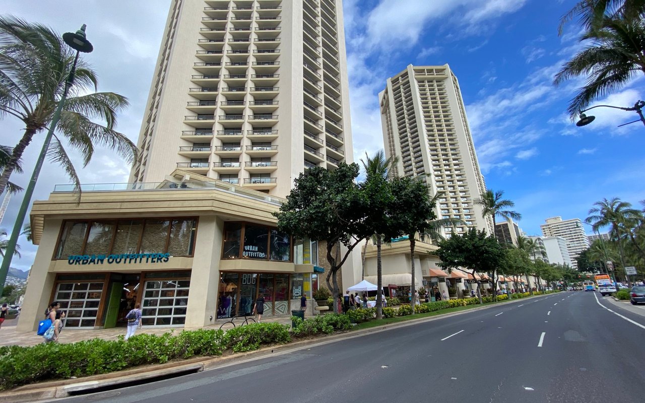 2424 Kalakaua Avenue