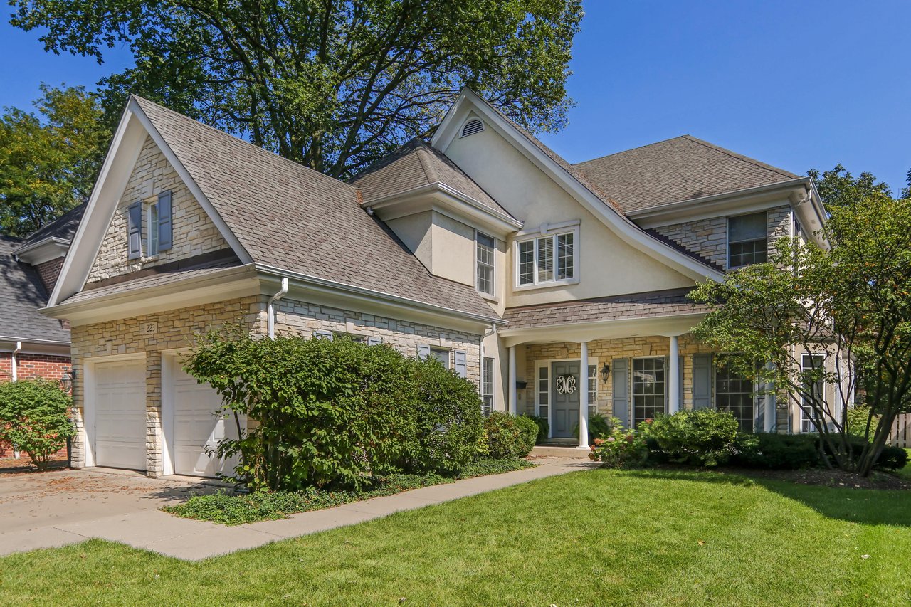 Accented with an array of modern finishes and features a sophisticated urban vibe.