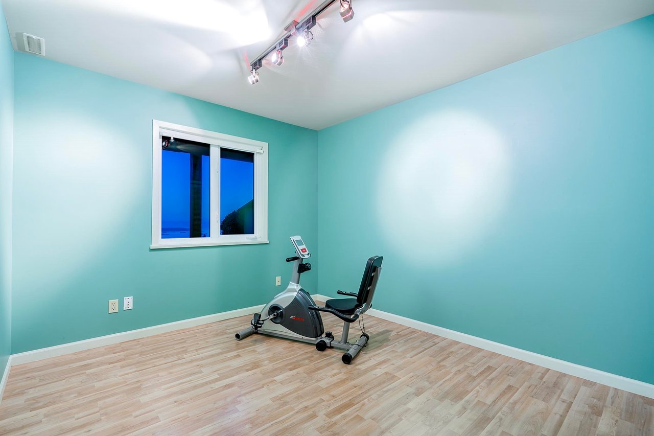 209 Rondoval Cres