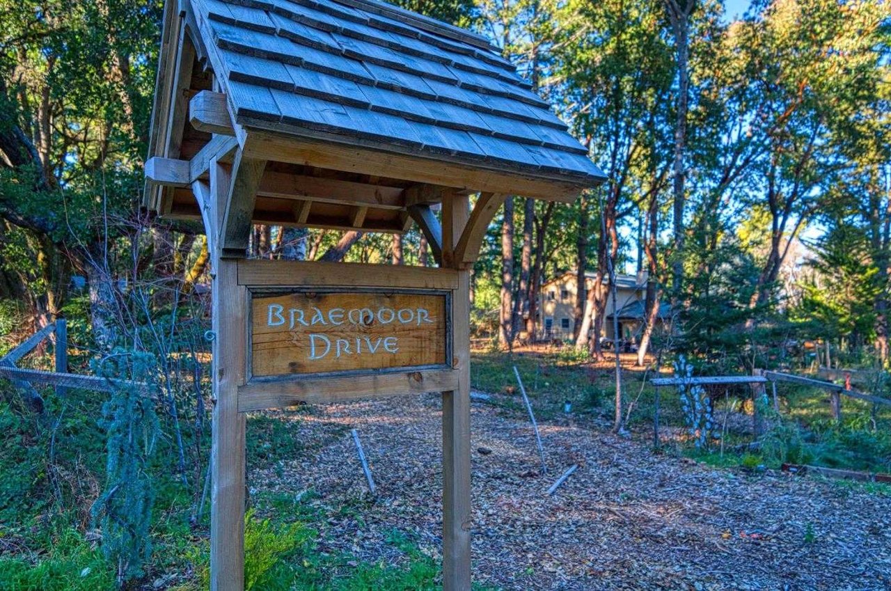 55 Braemoor Dr