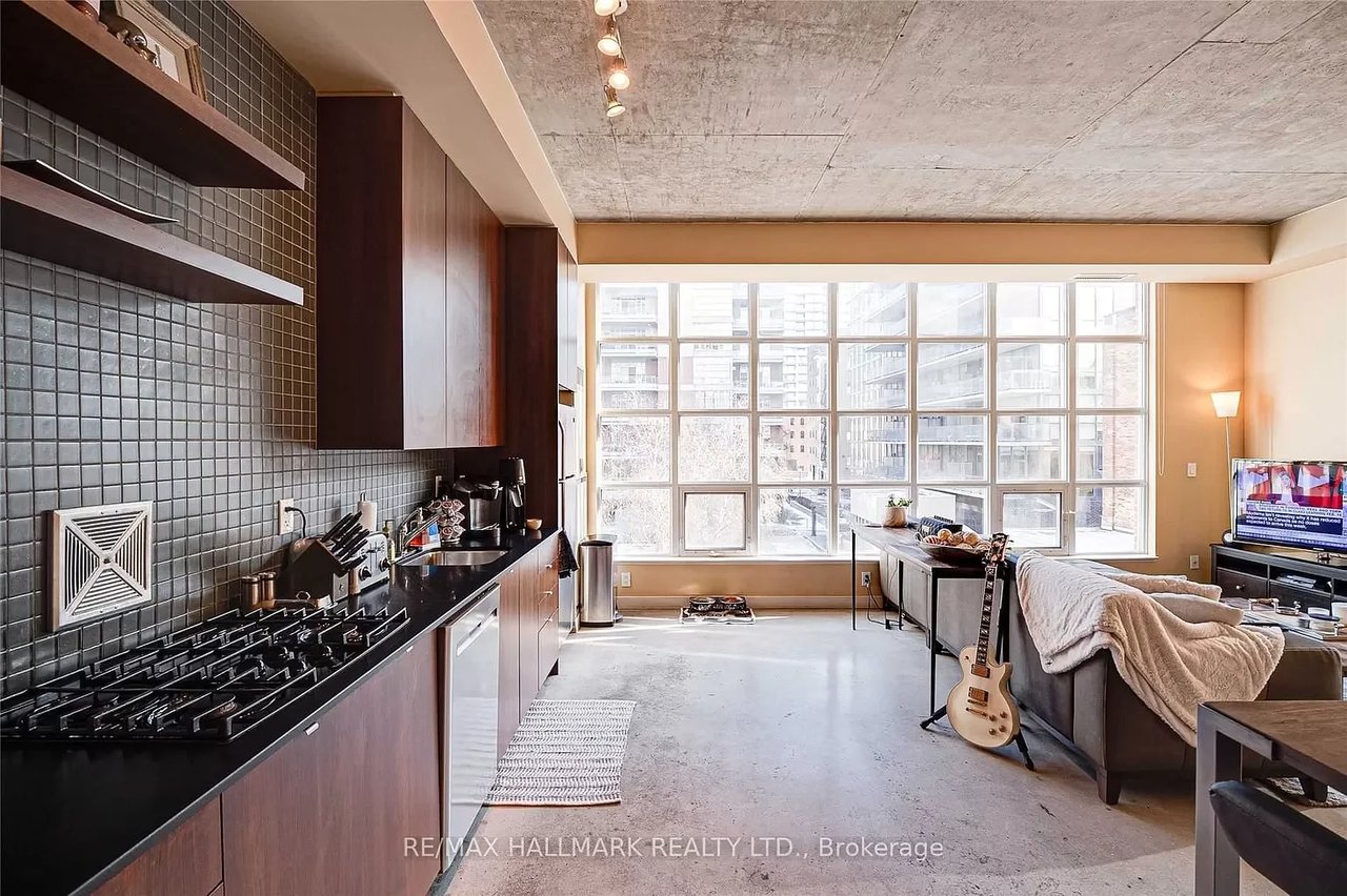 302 - 19 Brant St
