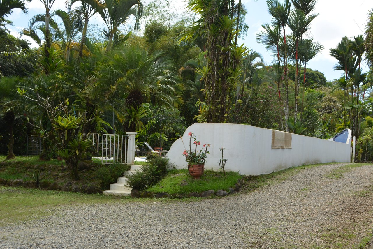 Platanillo 3 Bedroom home with Swimming Pool on 2 Acres