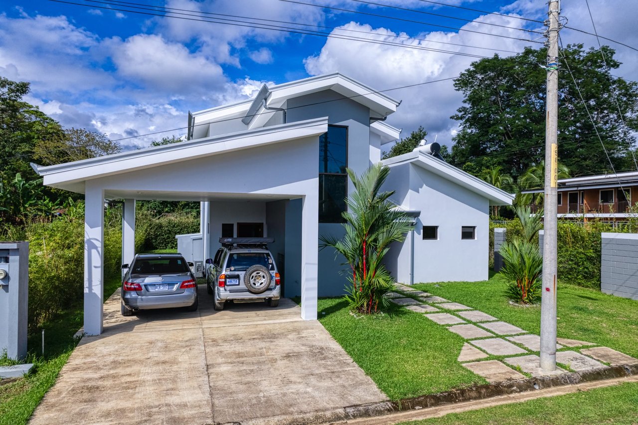 3 BEDROOM MODERN HOME WITH POOL WALKING DISTANCE TO EVERYTHING IN UVITA