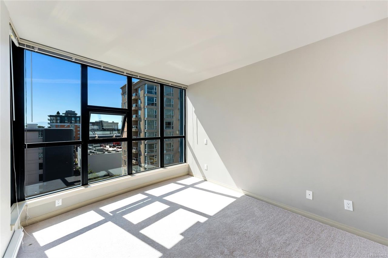 705-860 View St