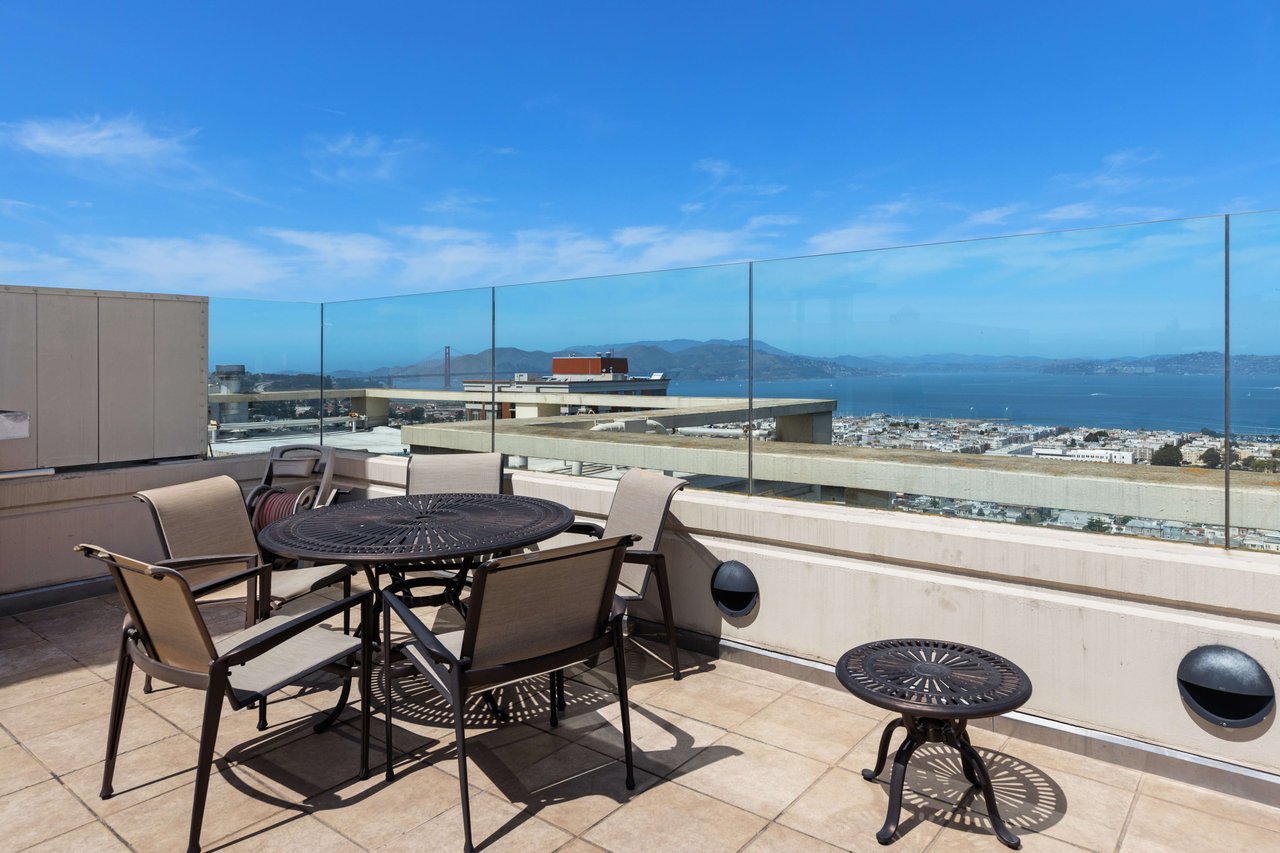 Just-Renovated Pacific Heights Condo With Southern Views