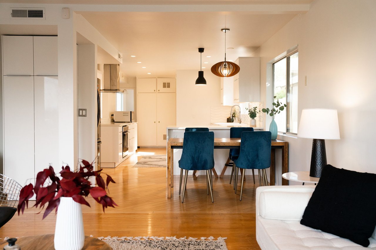 deLIGHTfull Mid Century in the Studio City "Donas"