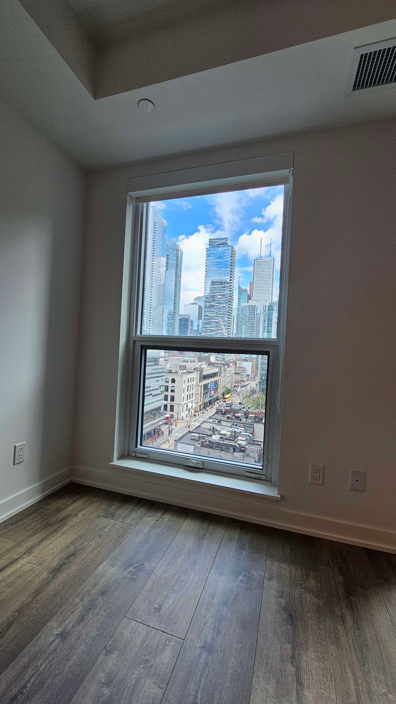327 King St W Unit: 901