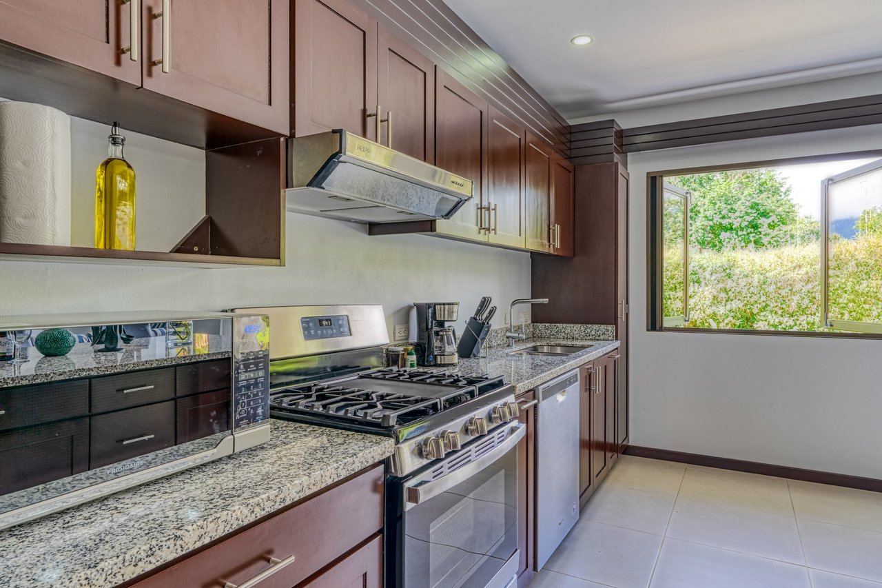 3 BEDROOM MODERN HOME WITH POOL WALKING DISTANCE TO EVERYTHING IN UVITA