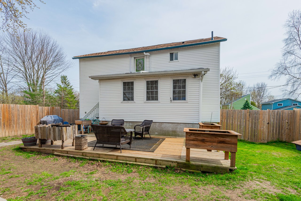 COLONIAL-STYLE HOME OFF LAKE SIMCOE