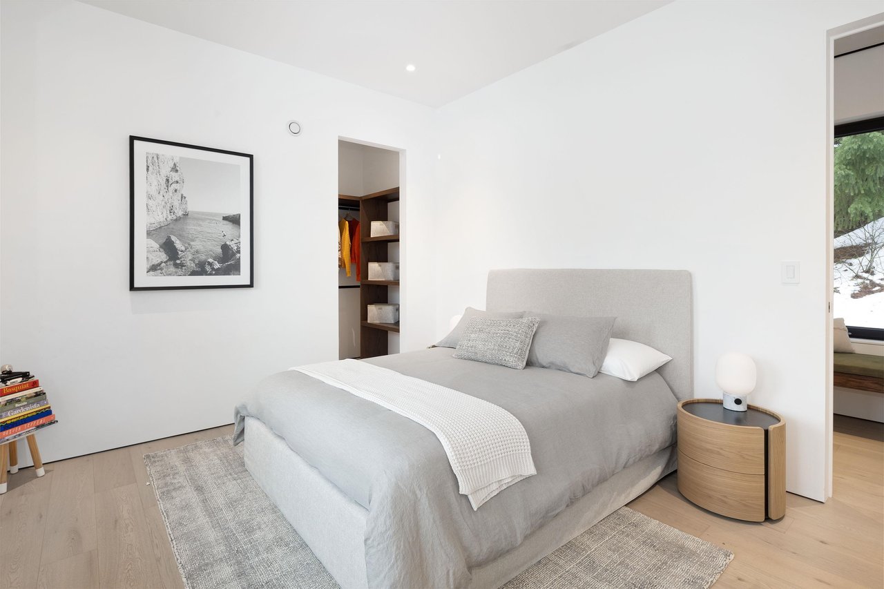 3565 Falcon Cres