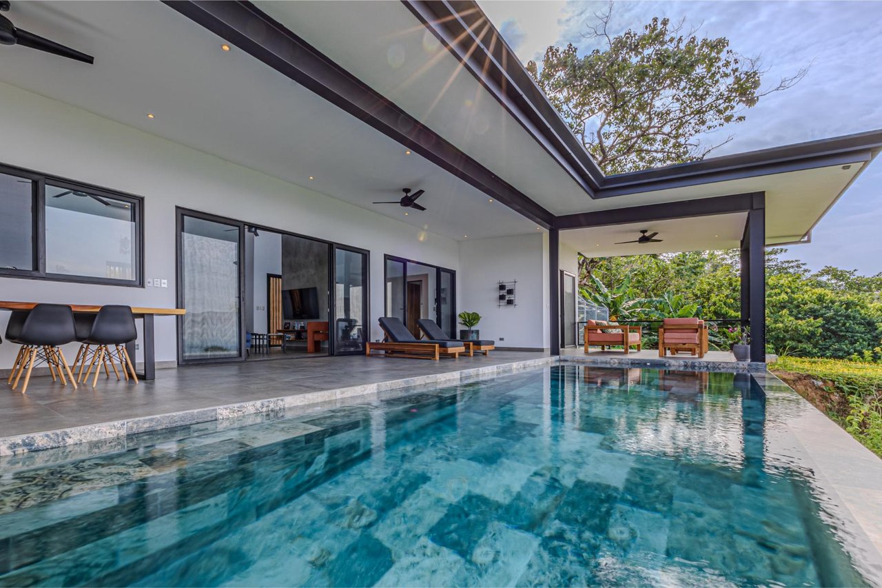 Solar Powered Tropical Villa, Ojochal, Puntarenas