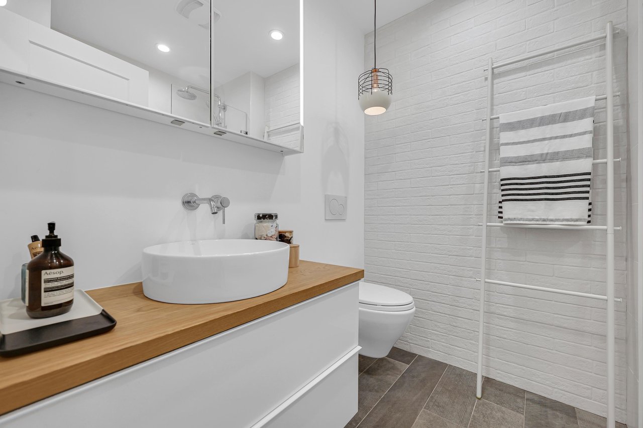 2554 Jura Cres