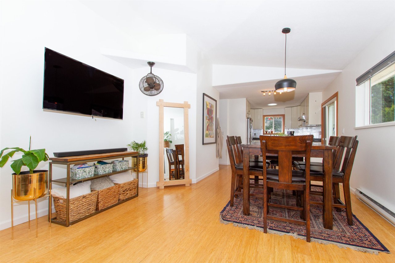 1016 Edgewater Cres