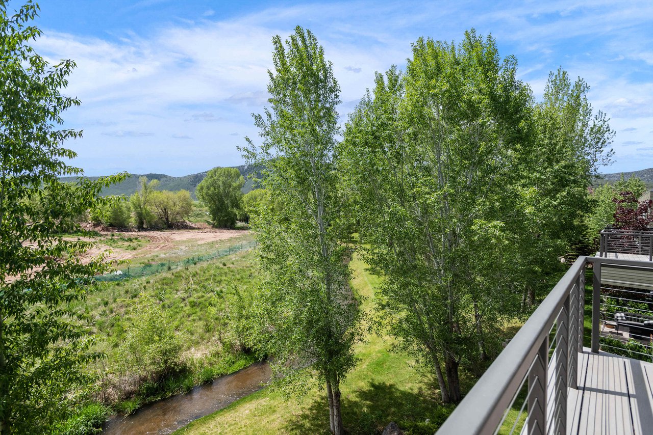 Stunning Top floor Park Modern Condo in Basalt 