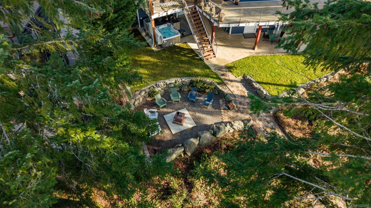 7364 Lakefront Dr, Lake Cowichan