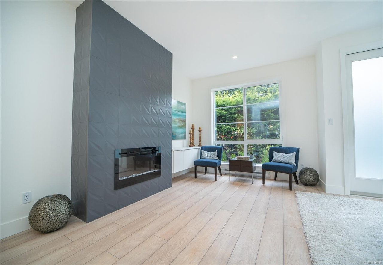 5-1052 Tillicum Rd